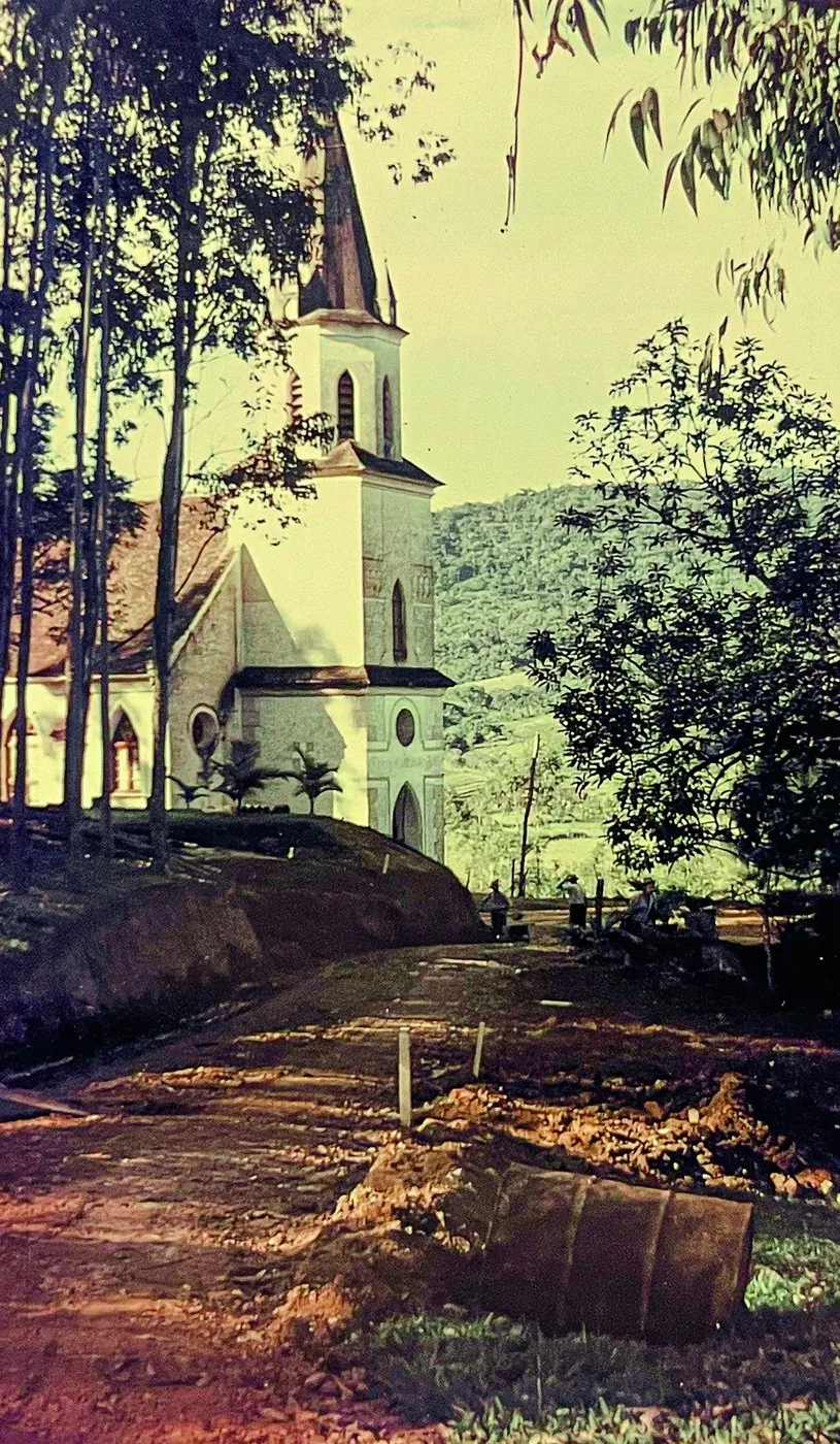Igreja do Salvador antes da reforma de 1965, cercada de árvores