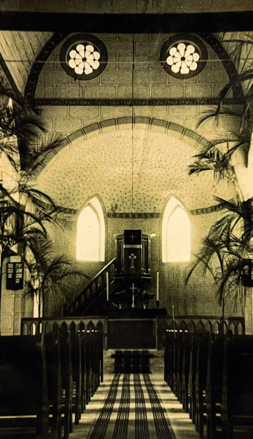 Interior da Igreja do Salvador, por volta de 1940, com o altar ao fundo e bancos de madeira